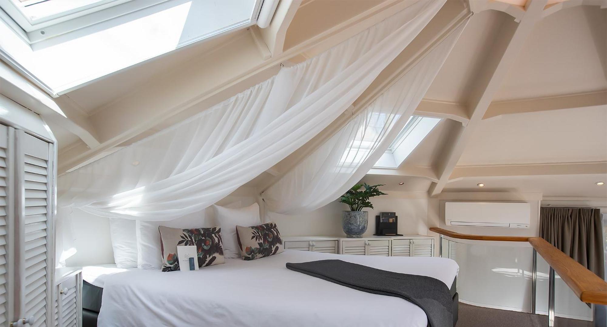 Boutique Hotel Texel De Cocksdorp  Habitación foto A bedroom in the hotel