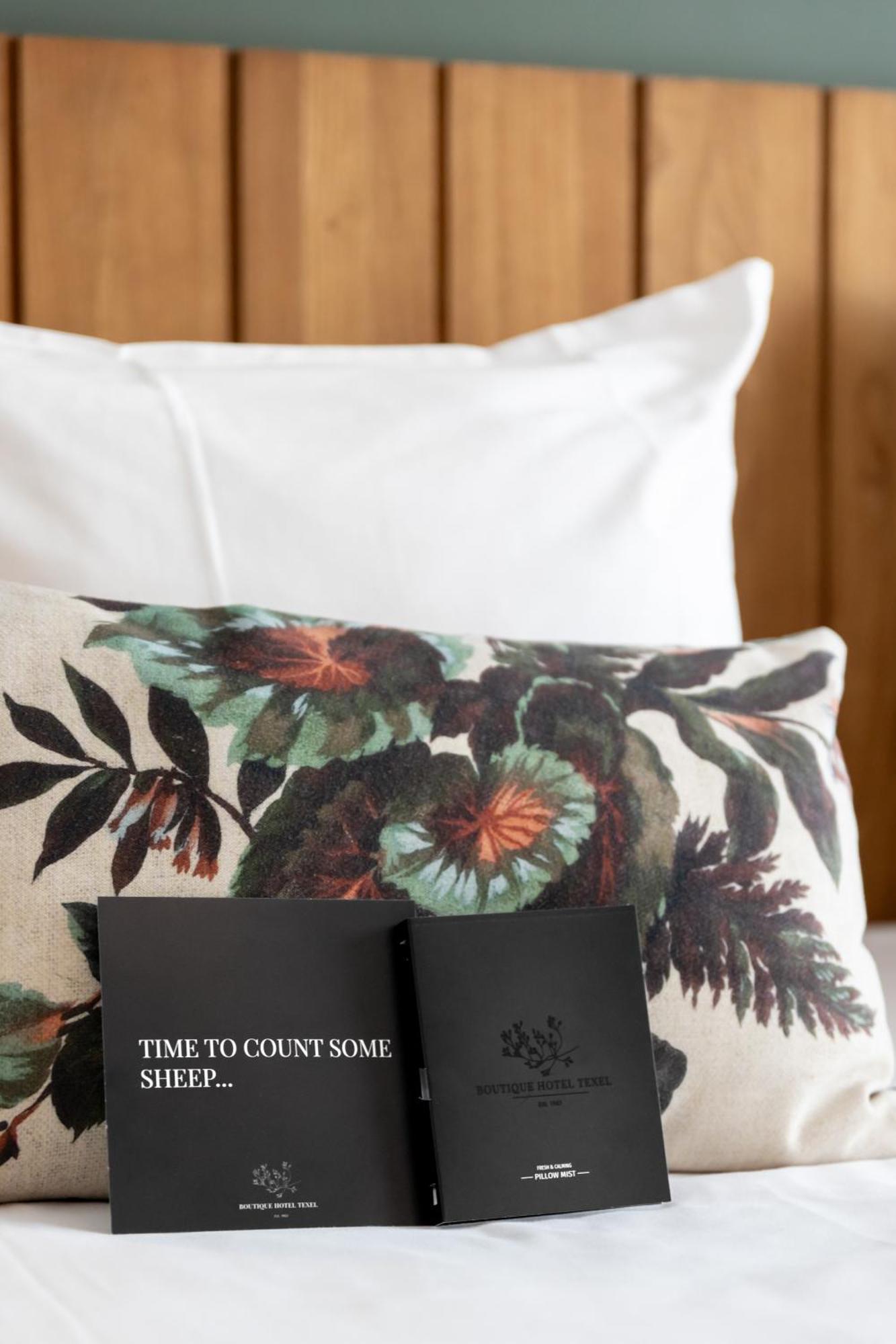Boutique Hotel Texel De Cocksdorp  Exterior foto A throw pillow